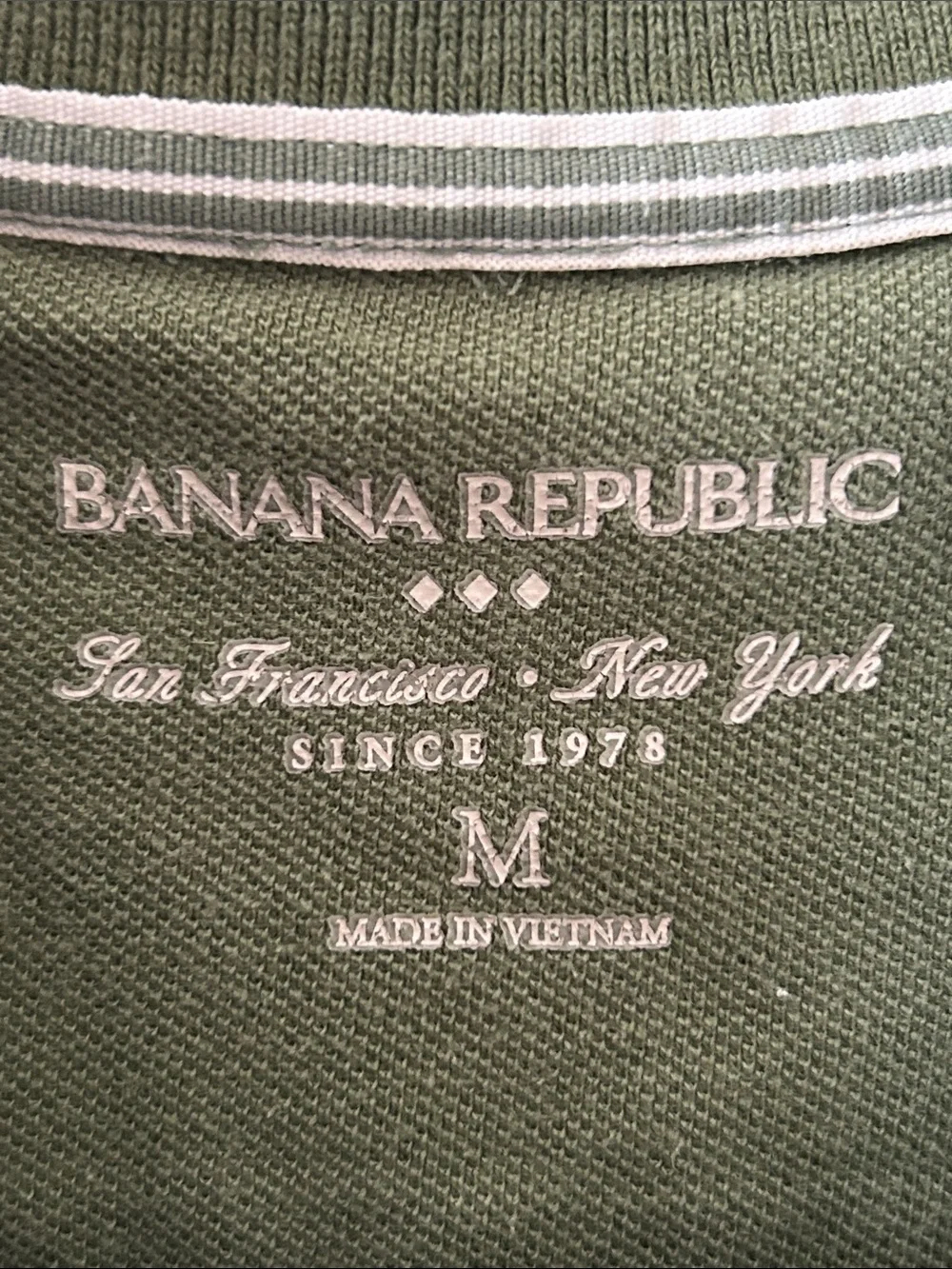 Banana Republic Olive green short-sleeved polo shirt. Men's size M.